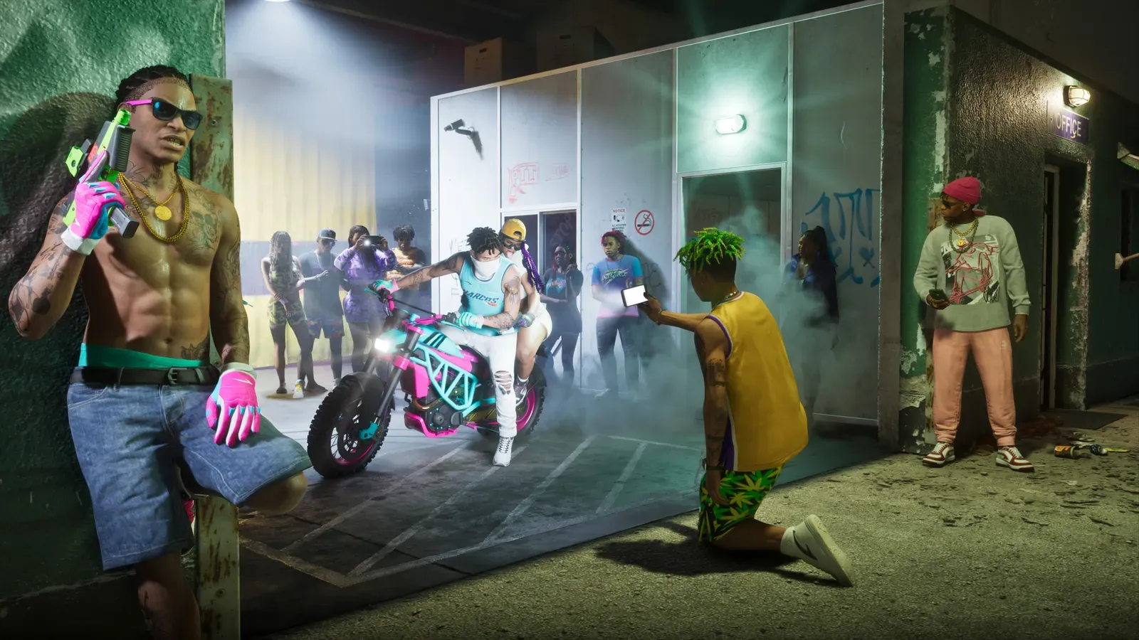 Un grupo reunido en torno a una moto deportiva personalizada rosa y turquesa frente a un garaje iluminado de noche en GTA 6