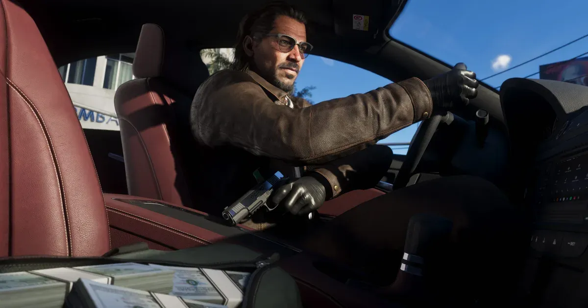 Raul Bautista conduciendo por Vice City en GTA 6 con una pistola en una mano y montones de dinero en efectivo apilados en el asiento del copiloto