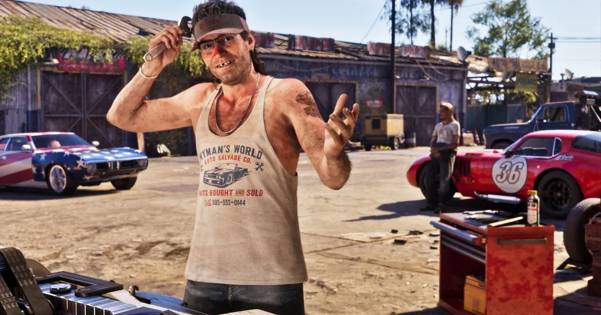 Wyman, con una camiseta de tirantes de Wyman's World Auto Salvage Co., de pie junto a dos coches clásicos de proyecto en su desguace de GTA 6