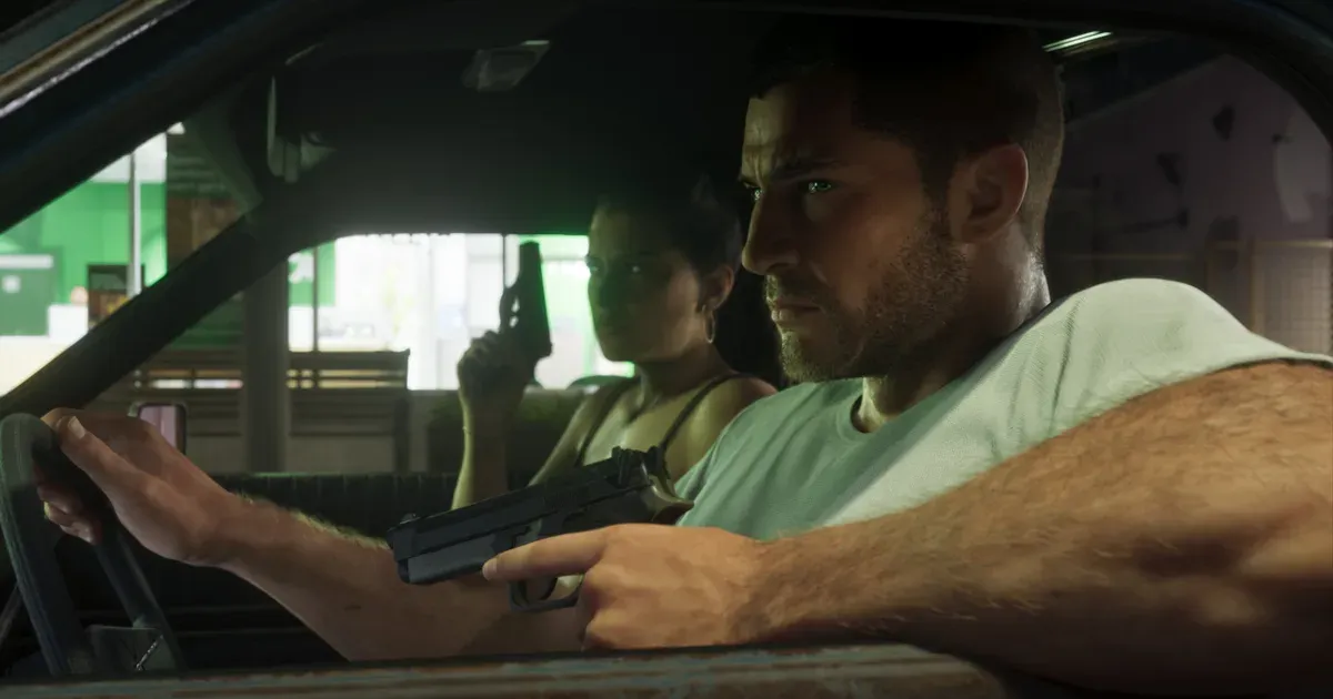 Jason Duval dirigindo um carro de fuga em GTA 6 com uma pistola na mão enquanto Lucia Caminos mira do banco do passageiro, o cenário do indicador de calor de veículo no sistema de procurado