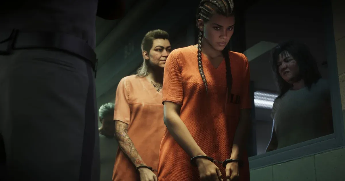 Lucia Caminos esposada y con un mono de color naranja siendo conducida por la Penitenciaría de Leonida en GTA 6