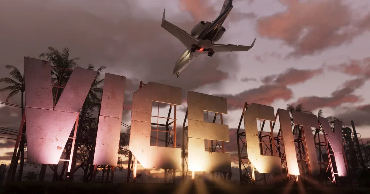 El cartel de neón de Vice City iluminado al atardecer en GTA 6, con un avión llegando por encima